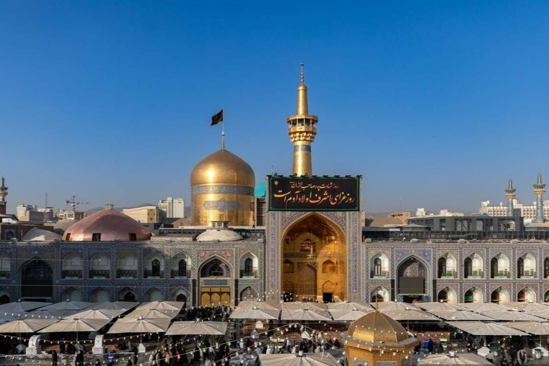 تعویض پرچم گنبد و نصب کتیبه‌های عزای امام حسن عسکری (ع) در حرم مطهر رضوی + تصاویر