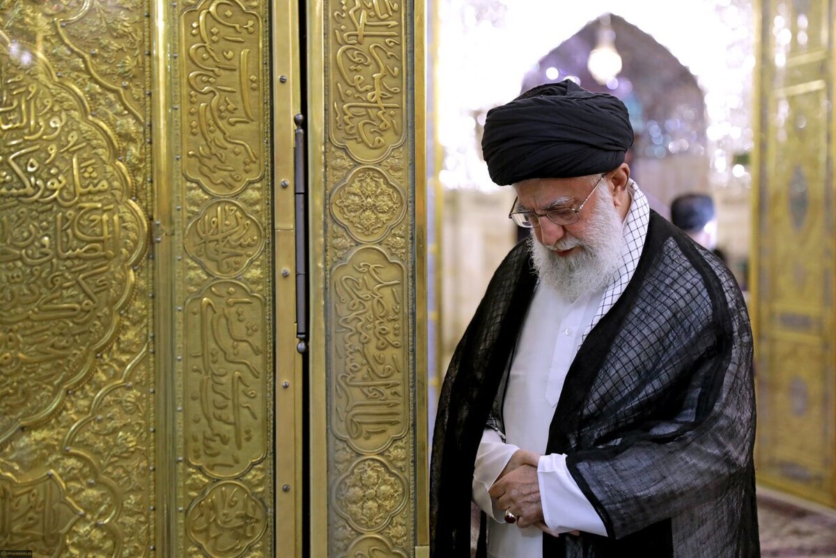 روایت شفق از غزلی که به انتخاب رهبر شهید انقلاب با خط طلایی در روضه منوره حرم رضوی ماندگار شد