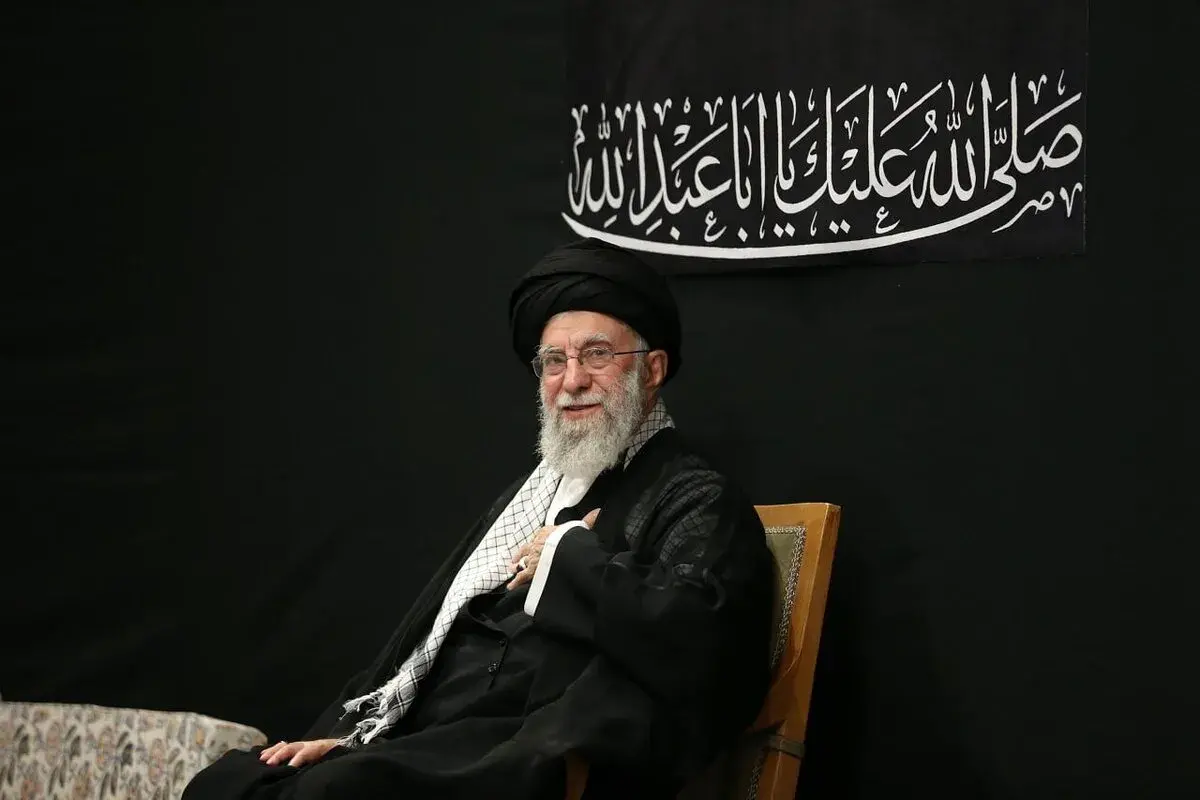 ویدئو | جلسات روضه‌ی خصوصی عزاداری امام حسن عسکری(ع) در بیت رهبر شهید ایران
