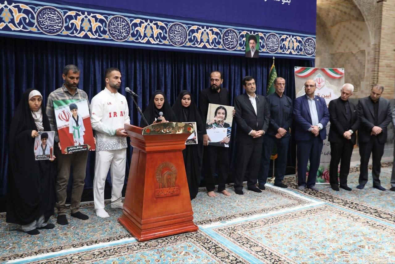 اهدای  پرچم آستان قدس رضوی و پرچم ایران به پرچمداران ایران در بازیهای آسیایی ناگویا  + تصاویر