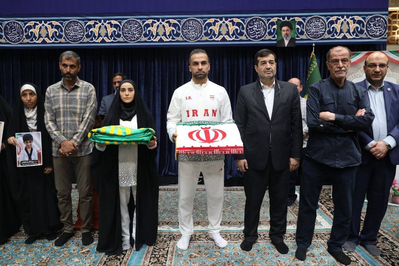 اهدای  پرچم آستان قدس رضوی و پرچم ایران به پرچمداران ایران در بازیهای آسیایی ناگویا  + تصاویر