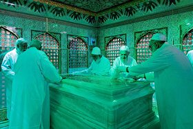 آیین غبارروبی ضریح مطهر رضوی همزمان با سالروز آغاز امامت امام زمان (عج) برگزار شد