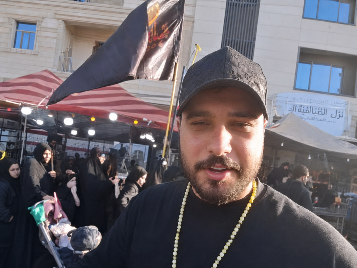 ویدئو | پذیرایی جوان عراقی از زائران اربعین با آرزوی پیروزی جبهه مقاومت علیه آمریکا و اسرائیل