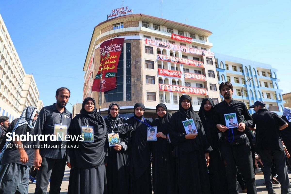 قاب ماندگار والدین شهدای دانش‌آموز میناب در کنار قاب فرزندان شهیدشان در نجف
