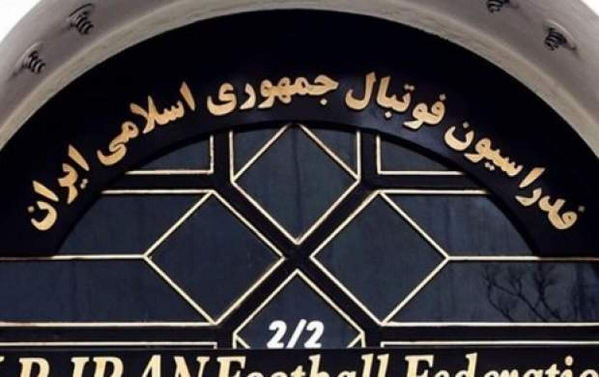 ویدئو | کنایه مجری تلویزیون به فدراسیون فوتبال؛ قبلاً با قالیچه و پسته مشکلات AFC حل می‌شد!