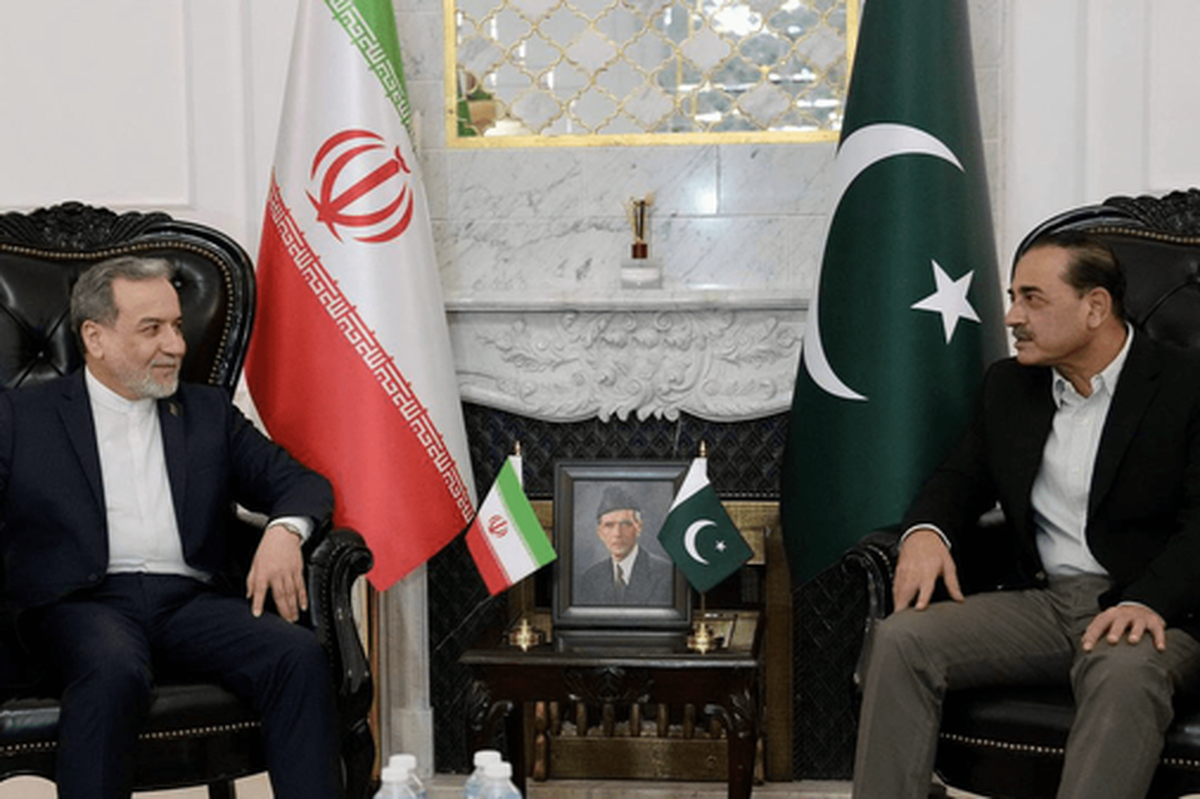 گفت‌وگوی تلفنی عراقچی و عاصم منیر | گمانه‌زنی‌ها درباره احتمال سفر فرمانده ارتش پاکستان به ایران