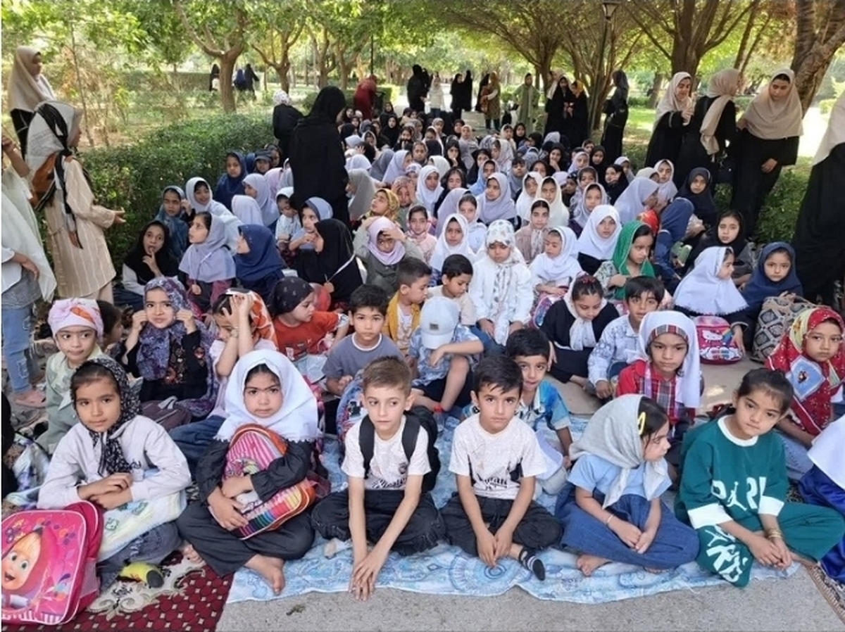 استقبال شهروندان از برگزاری اردوی قرآنی مادر و دختری در بوستان شهربانو نصرت منطقه ۶ مشهد