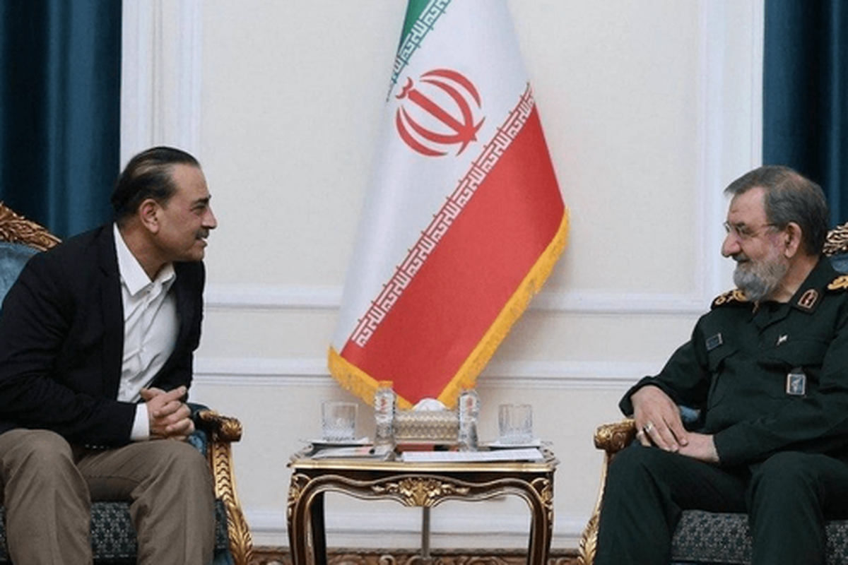 سرلشکر رضایی در دیدار با عاصم منیر: آمریکا باید اقدامات عملی در زمینه اجرای شروط تفاهم‌نامه اسلام‌آباد انجام دهد