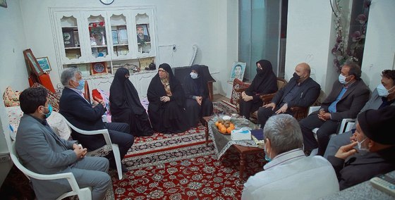 دیدار عضو هیئت رییسه شورای اسلامی مشهد و شهردار منطقه ثامن با مادر طلبه بسیجی شهید علیرضا غفاریان