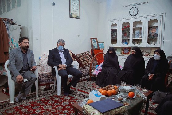 دیدار عضو هیئت رییسه شورای اسلامی مشهد و شهردار منطقه ثامن با مادر طلبه بسیجی شهید علیرضا غفاریان