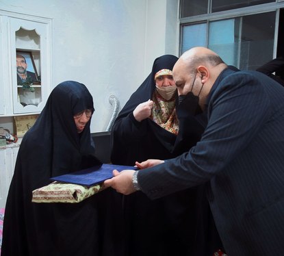 دیدار عضو هیئت رییسه شورای اسلامی مشهد و شهردار منطقه ثامن با مادر طلبه بسیجی شهید علیرضا غفاریان