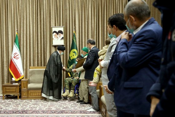 رئیس جمهور با خانواده شهدا و ایثارگران در حرم مطهر رضوی دیدار کرد + تصاویر