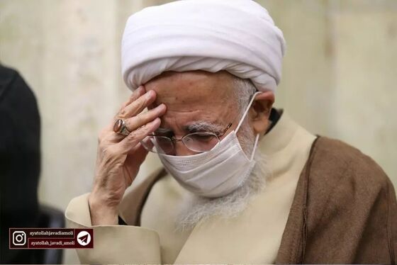 ویدئو | آیت الله جوادی آملی بر مزار همسرش
