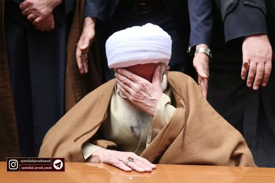 ویدئو | آیت الله جوادی آملی بر مزار همسرش