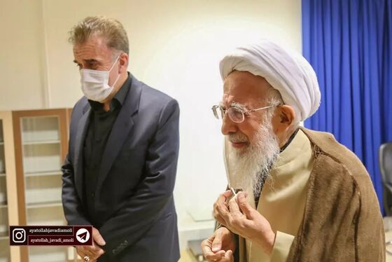 ویدئو | آیت الله جوادی آملی بر مزار همسرش