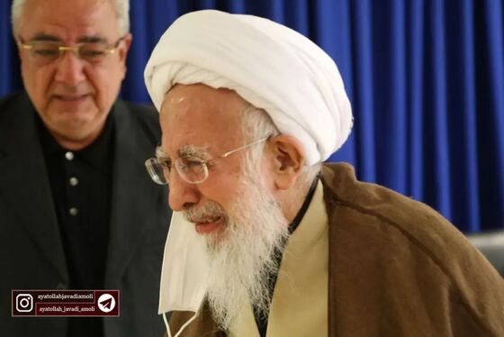 ویدئو | آیت الله جوادی آملی بر مزار همسرش