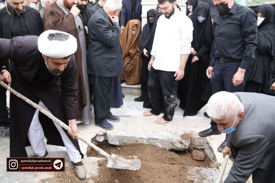 ویدئو | آیت الله جوادی آملی بر مزار همسرش