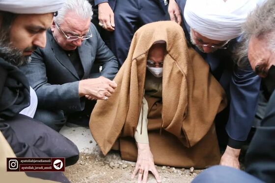 ویدئو | آیت الله جوادی آملی بر مزار همسرش