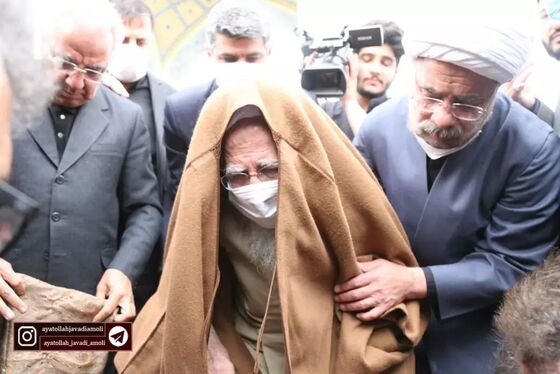 ویدئو | آیت الله جوادی آملی بر مزار همسرش