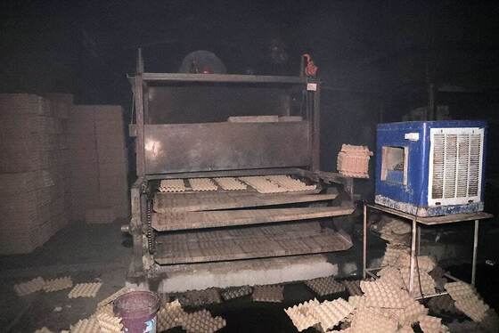 حریق در کارگاه تولید شانه های کاغذی تخم مرغ در مشهد + عکس