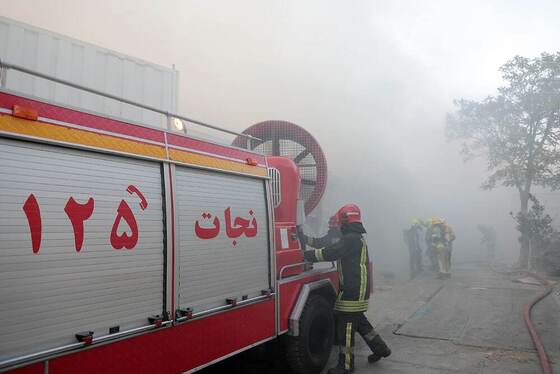 حریق در کارگاه تولید شانه های کاغذی تخم مرغ در مشهد + عکس