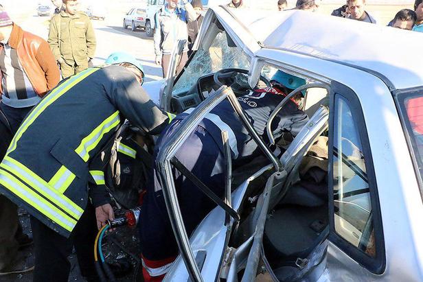 دو راننده محبوس شده در پراید در جاده گوارشک نجات یافتند