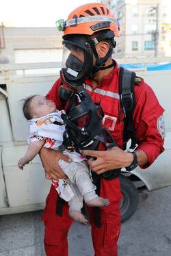 مهار آتش‌سوزی مهیب یک مجتمع مسکونی در الهیه مشهد و نجات ۸ نفر از میان دود و آتش + تصاویر