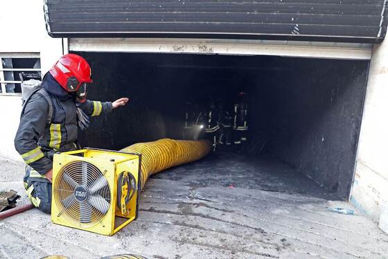 مهار آتش‌سوزی مهیب یک مجتمع مسکونی در الهیه مشهد و نجات ۸ نفر از میان دود و آتش + تصاویر