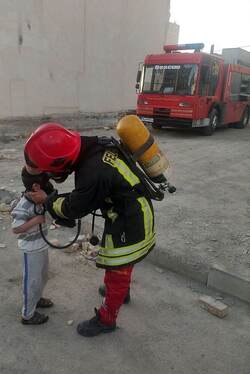 مهار آتش‌سوزی مهیب یک مجتمع مسکونی در الهیه مشهد و نجات ۸ نفر از میان دود و آتش + تصاویر