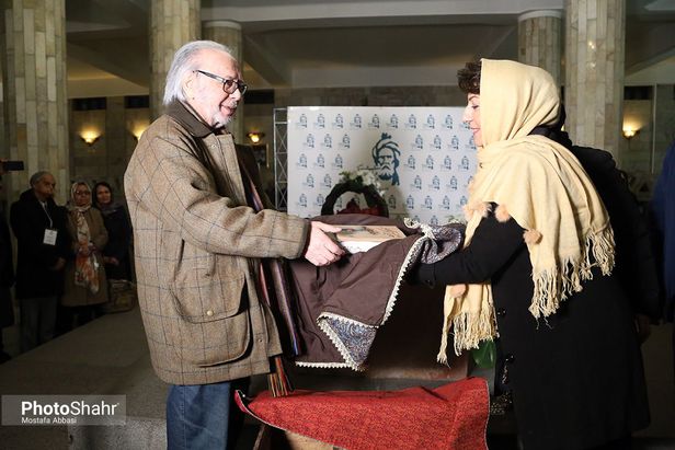 شاهنامه‌سرایی؛ از غرب تا شرق