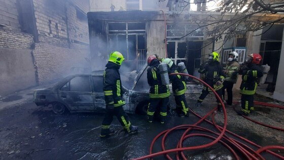 آتش سوزی مهیب منزلی مسکونی در مشهد توسط آتش‌نشانان مهار شد + عکس