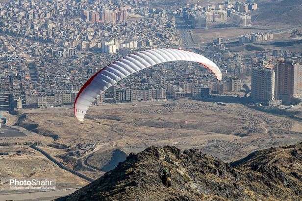 اولین پرواز غیررسمی پاراگلایدرسواران مشهدی بر فراز آسمان شهر