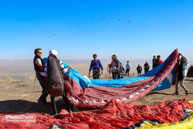 اولین پرواز غیررسمی پاراگلایدرسواران مشهدی بر فراز آسمان شهر