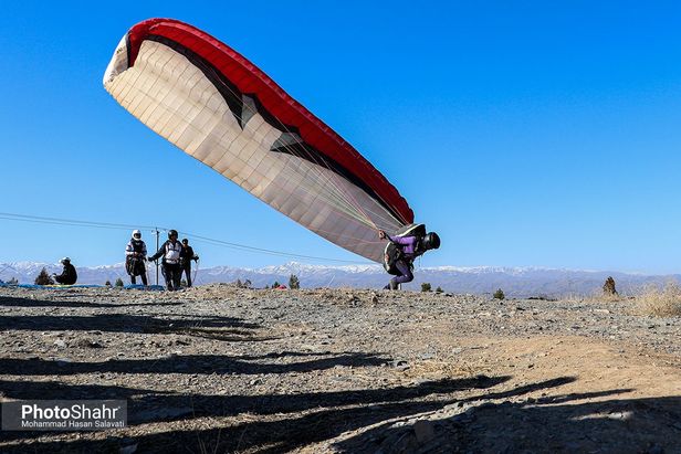 اولین پرواز غیررسمی پاراگلایدرسواران مشهدی بر فراز آسمان شهر