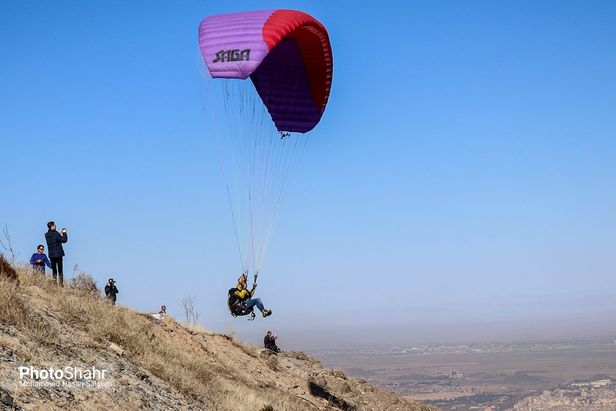 اولین پرواز غیررسمی پاراگلایدرسواران مشهدی بر فراز آسمان شهر