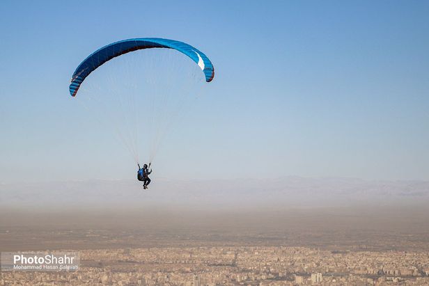 اولین پرواز غیررسمی پاراگلایدرسواران مشهدی بر فراز آسمان شهر