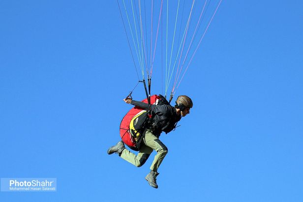 اولین پرواز غیررسمی پاراگلایدرسواران مشهدی بر فراز آسمان شهر