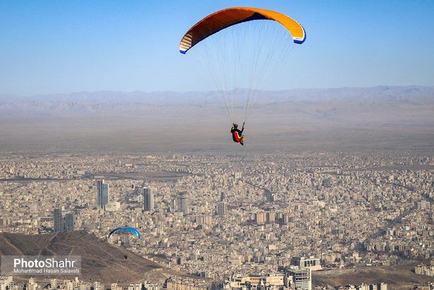 اولین پرواز غیررسمی پاراگلایدرسواران مشهدی بر فراز آسمان شهر