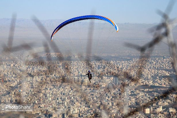 اولین پرواز غیررسمی پاراگلایدرسواران مشهدی بر فراز آسمان شهر
