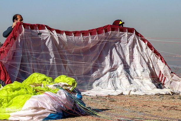 اولین پرواز غیررسمی پاراگلایدرسواران مشهدی بر فراز آسمان شهر