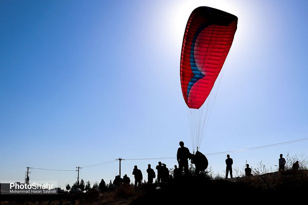 اولین پرواز غیررسمی پاراگلایدرسواران مشهدی بر فراز آسمان شهر