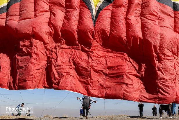 اولین پرواز غیررسمی پاراگلایدرسواران مشهدی بر فراز آسمان شهر