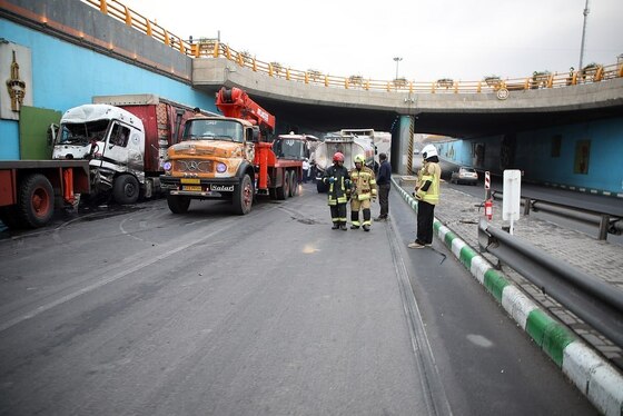 تصادف زنجیره ای زیر پل میدان جهاد مشهد + تصاویر