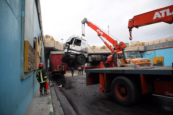 تصادف زنجیره ای زیر پل میدان جهاد مشهد + تصاویر