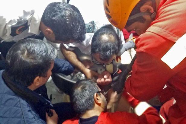 رهاسازی دست کارگر گرفتار در دستگاه خمیرگیر