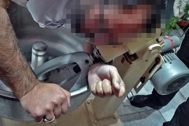 رهاسازی دست کارگر گرفتار در دستگاه خمیرگیر