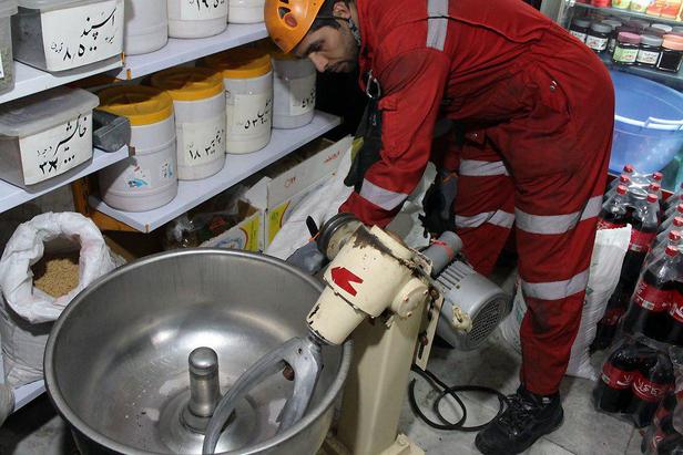 رهاسازی دست کارگر گرفتار در دستگاه خمیرگیر