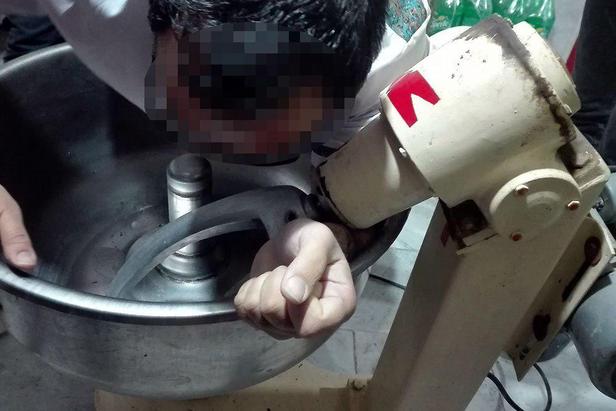 رهاسازی دست کارگر گرفتار در دستگاه خمیرگیر