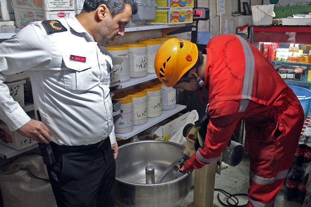 رهاسازی دست کارگر گرفتار در دستگاه خمیرگیر