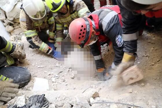 ریزش ساختمان در حال بازسازی جان یک کارگر جوان را در مشهد گرفت + عکس